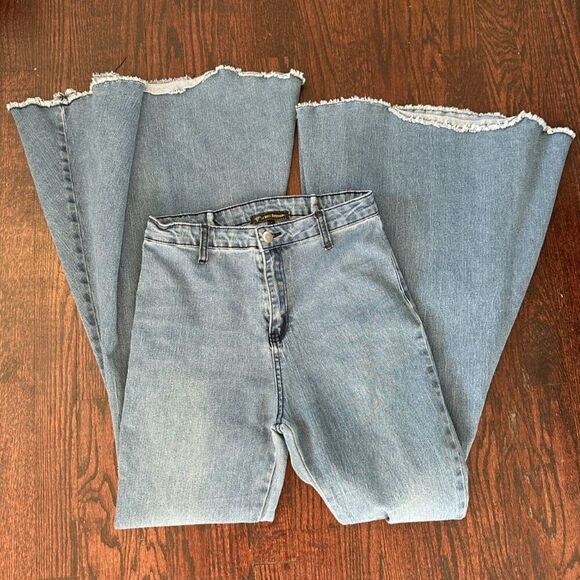 Boho Bell Bottom Light Wash Stretchy Jeans Size 4 - Picture 1 of 9